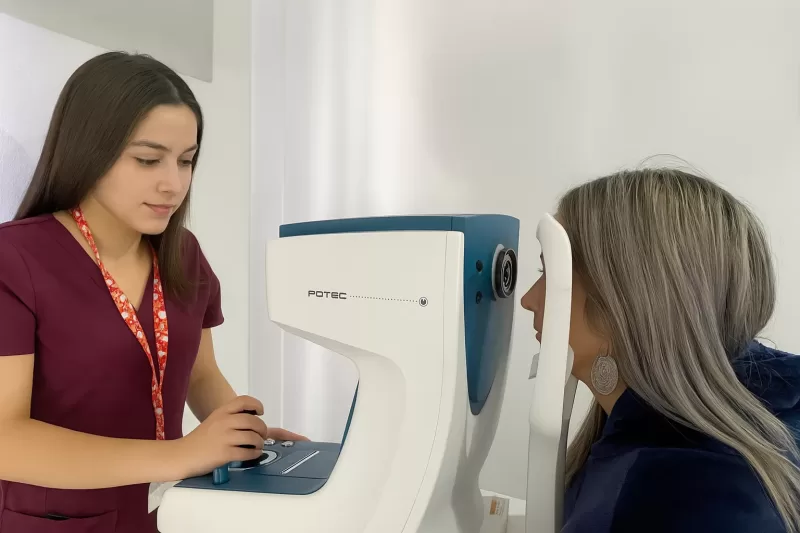Examen optométrico en centro oftalmológico Redlaser
