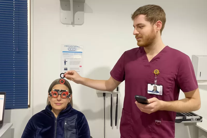 Prueba de visión en centro oftalmológico Redlaser